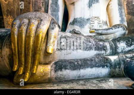 Asia. Thailandia, antica capitale del Siam. Sukhothai parco archeologico, classificata patrimonio mondiale UNESCO. Wat Si Chum. Statua del Buddha Foto Stock