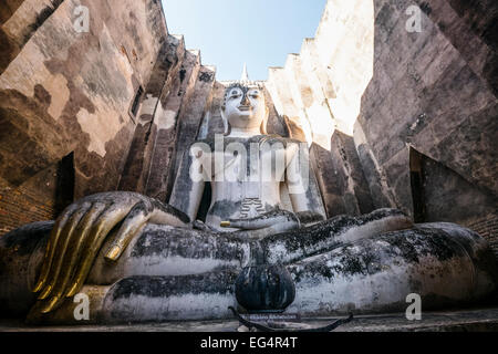 Asia. Thailandia, antica capitale del Siam. Sukhothai parco archeologico, classificata patrimonio mondiale UNESCO. Wat Si Chum. Statua del Buddha Foto Stock