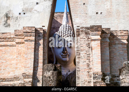 Asia. Thailandia, antica capitale del Siam. Sukhothai parco archeologico, Wat Si Chum. Testa della statua di Buddha. Foto Stock