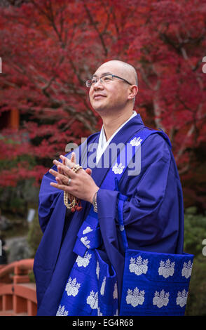 KYOTO, Giappone - Novembre, 20, 2014: giapponese monaco buddista in abito tradizionale, Daigo-ji, Kyoto Foto Stock