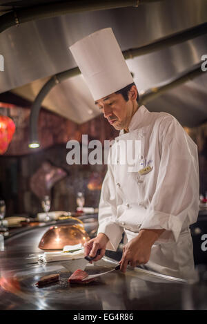 TOKYO, Giappone - Novembre, 30, 2014: Chef cucinare wagyu carni bovine in giapponese ristorante teppanyaki, Tokyo Foto Stock