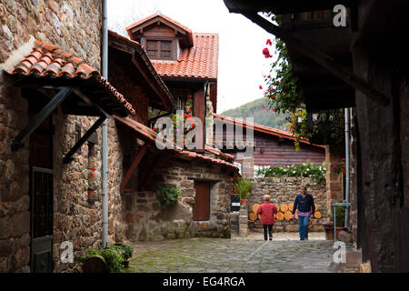 Tipica casa di montagna Barcena Mayor Saja Nansa parco naturale di Cantabria Spagna Foto Stock