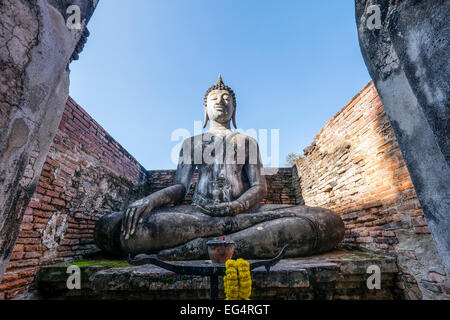 Asia. Thailandia, antica capitale del Siam. Sukhothai parco archeologico, classificata patrimonio mondiale UNESCO. Wat Si Chum. Statua del Buddha Foto Stock