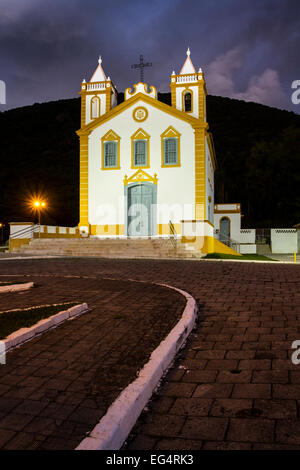 Nossa Senhora da Lapa chiesa alla sera in Ribeirao da Ilha distretto. Florianopolis, Santa Catarina, Brasile. Foto Stock