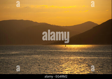 Guardando attraverso il Firth of Clyde, verso il Argyle colline al tramonto. Foto Stock