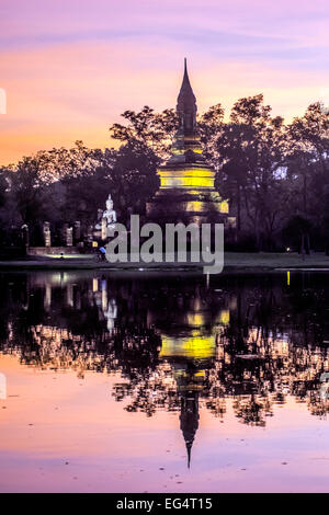 Asia. Thailandia, antica capitale del Siam. Sukhotai parco archeologico, classificata patrimonio mondiale UNESCO. Wat Traphang Ngoen dalla vicina Foto Stock