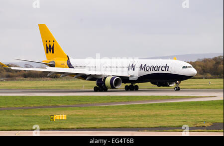 La Monarch Airlines Boeing 767 dopo l'atterraggio all'Aeroporto Internazionale di Manchester. Foto Stock