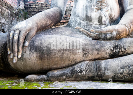 Asia. Thailandia, antica capitale del Siam. Sukhothai parco archeologico, classificata patrimonio mondiale UNESCO. Wat Si Chum. Statua del Buddha Foto Stock