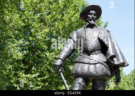 Statua di Sir Walter Raleigh a Greenwich, a sud-est di Londra - Inghilterra Foto Stock