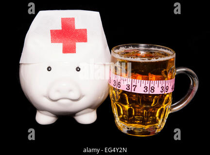 La birra provocando oltre la popolazione di peso salvadanaio intaglio Foto Stock