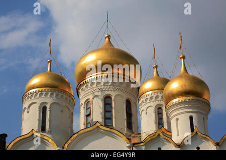Le cupole dorate della Cattedrale dell'Annunciazione al Cremlino di Mosca Mosca, Russia Foto Stock
