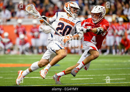 Syracuse, New York, Stati Uniti d'America. 15 Feb, 2015. Siracusa centrocampista arancione Nick Weston (20) schivato al traguardo intorno alla Cornell Big Red centrocampista Chris Cook (4) durante un degli uomini del NCAA lacrosse gioco tra il Cornell Big Red e il Syracuse Orange al Carrier Dome in Syracuse, New York. Ricca Barnes/CSM/Alamy Live News Foto Stock