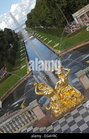 La fontana di Sansone e canale del mare a Peterhof Palace, San Pietroburgo, Russia Foto Stock