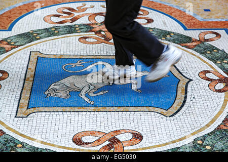 Fa roteare su Torino (poco bull) mosaico per buona fortuna, Galleria Vittorio Emanuele, Milano, Italia Foto Stock