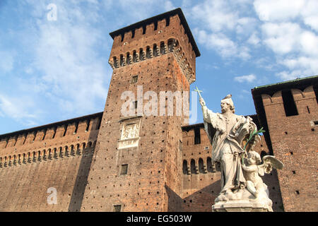 Statua di San Giovanni Nepomuceno (protettore dei soldati), da Giovanni Dugnan e torre, il Castello Sforzesco di Milano, Italia Foto Stock