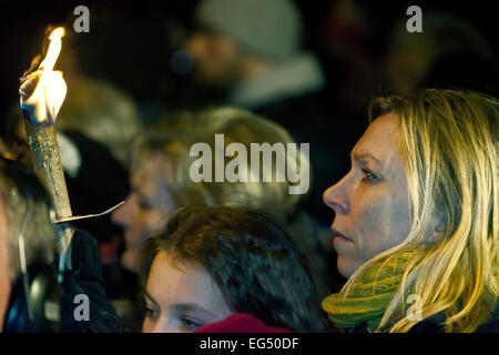 Copenhagen, Danimarca, 16 febbraio, 2015: partecipante nella cerimonia di commemorazione aziende una fiaccolata. Circa 40.000 persone hanno partecipato alla raccolta di credito: OJPHOTOS/Alamy Live News Foto Stock