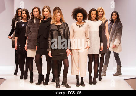 Modelli di moda sulla passerella moda autunno inverno 2015-2016, NEC di Birmingham, UK. Credito: Antony ortica/Alamy Live News Foto Stock