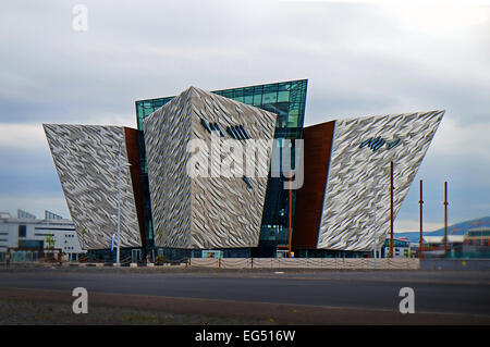 Il futuristico Titanic museo, costruito sulle rive del fiume Lagan a Belfast Irlanda del Nord. Foto Stock