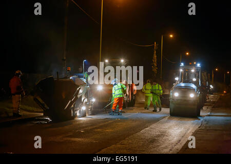 Lavori stradali a tarda notte in Suffolk, Regno Unito Foto Stock