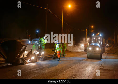 Lavori stradali a tarda notte in Suffolk, Regno Unito Foto Stock