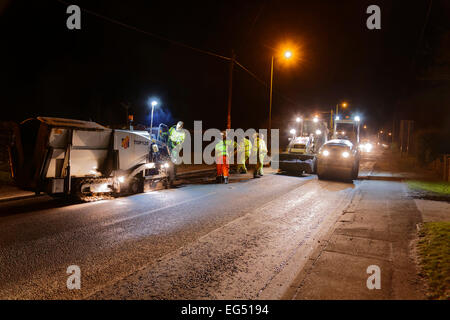 Lavori stradali a tarda notte in Suffolk, Regno Unito Foto Stock