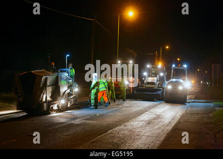 Lavori stradali a tarda notte in Suffolk, Regno Unito Foto Stock