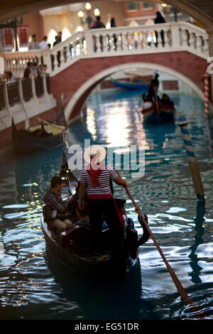 Una gondola che trasportano i turisti su un canale interno di un hotel a Macau Foto Stock