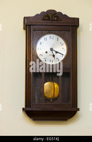 Antique montato a parete Orologio a pendolo Foto Stock