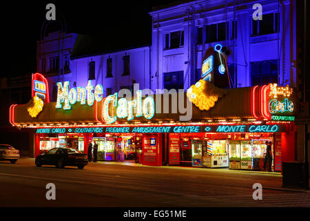 Lungomare di Southend che mostra le sale giochi a tarda notte quando la sua tranquilla Foto Stock