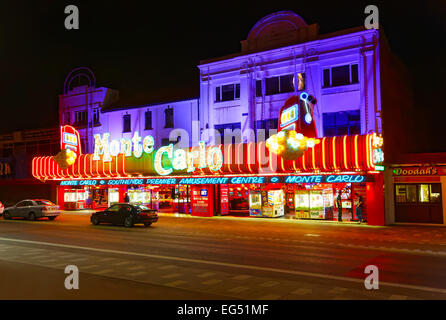 Lungomare di Southend che mostra le sale giochi a tarda notte quando la sua tranquilla Foto Stock