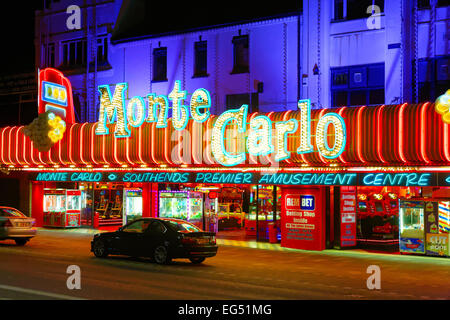 Lungomare di Southend che mostra le sale giochi a tarda notte quando la sua tranquilla Foto Stock