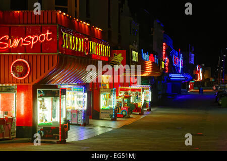 Lungomare di Southend che mostra le sale giochi a tarda notte quando la sua tranquilla Foto Stock