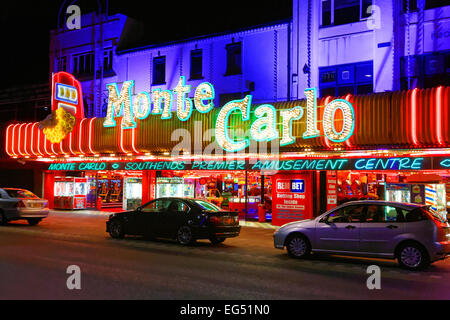 Lungomare di Southend che mostra le sale giochi a tarda notte quando la sua tranquilla Foto Stock