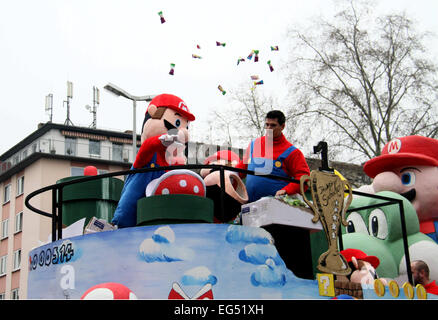 Un attore in costume di Super Mario lancia caramelle durante la  tradizionale sfilata di carnevale del lunedì delle rose nella città tedesca  occidentale di Magonza, 16 febbraio 2015. ) (Lyi) GREMANY-MAINZ-ROSE MONDAY