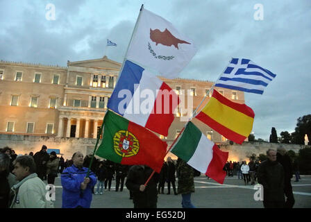 Atene, Greco. Xvi Feb, 2015. I manifestanti portano bandiere di Cipro, Francia, Portogallo, Italia, Spagna e bandiera. I Greci sono il 4° giorno del loro rally per sostenere il governo greco sforzi per trovare un nuovo accordo per il debito nazionale durante l'Eurogruppo incontro a Bruxelles. Credito: George Panagakis/Pacific Press/Alamy Live News Foto Stock