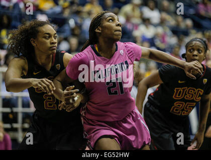 Berkeley CA. 15 Feb, 2015. California F # 21 Grigio Reshanda battaglia per il rimbalzo con USC # 21 Alexyz Vaioletama e # 25 Alexis Lloyd durante il NCAA donna gioco di basket tra USC Trojans e California Golden Bears 54-65 perso a Hass Pavilion Berkeley in California © csm/Alamy Live News Foto Stock