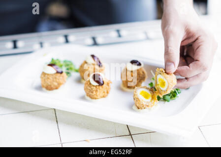 Scotch panate uova contemporaneo stile di fusione viene servito nel ristorante gourmet Foto Stock