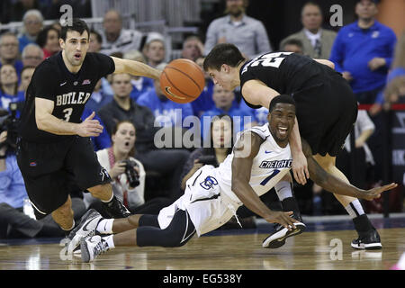 Omaha, Nebraska, Stati Uniti d'America. Xvii Feb, 2015. Creighton Bluejays guardia CHATMAN AUSTIN (1) Butler Bulldogs guard ALEX BARLOW (3) e Butler Bulldogs guard KELLEN DUNHAM (24) lotta per la sfera allentati. Il maggiordomo sconfitto Creighton (58-56) in un gioco tenuto presso il Centro CenturyLink in Omaha, Nebraska. Credito: Mark Kuhlmann/ZUMA filo/ZUMAPRESS.com/Alamy Live News Foto Stock