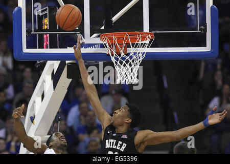 Omaha, Nebraska, Stati Uniti d'America. Xvii Feb, 2015. Butler Bulldogs avanti KAMERON WOODS (31) difende la Creighton Bluejays guardia CHATMAN AUSTIN (1) shot. Il maggiordomo sconfitto Creighton (58-56) in un gioco tenuto presso il Centro CenturyLink in Omaha, Nebraska. Credito: Mark Kuhlmann/ZUMA filo/ZUMAPRESS.com/Alamy Live News Foto Stock