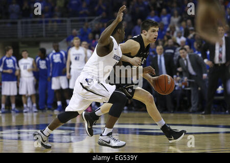 Omaha, Nebraska, Stati Uniti d'America. Xvii Feb, 2015. Butler Bulldogs guard KELLEN DUNHAM (24) aziona passato Creighton Bluejays guardia CHATMAN AUSTIN (1). Il maggiordomo sconfitto Creighton (58-56) in un gioco tenuto presso il Centro CenturyLink in Omaha, Nebraska. Credito: Mark Kuhlmann/ZUMA filo/ZUMAPRESS.com/Alamy Live News Foto Stock