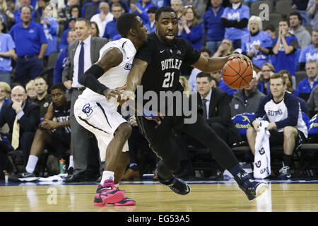 Omaha, Nebraska, Stati Uniti d'America. Xvii Feb, 2015. Butler Bulldogs avanti ROOSEVELT JONES (21) aziona baseline. Il maggiordomo sconfitto Creighton (58-56) in un gioco tenuto presso il Centro CenturyLink in Omaha, Nebraska. Credito: Mark Kuhlmann/ZUMA filo/ZUMAPRESS.com/Alamy Live News Foto Stock