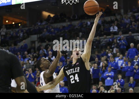 Omaha, Nebraska, Stati Uniti d'America. Xvii Feb, 2015. Butler Bulldogs guard KELLEN DUNHAM (24) spara un layup. Il maggiordomo sconfitto Creighton (58-56) in un gioco tenuto presso il Centro CenturyLink in Omaha, Nebraska. Credito: Mark Kuhlmann/ZUMA filo/ZUMAPRESS.com/Alamy Live News Foto Stock