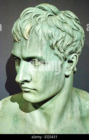 Una fusione in bronzo di un busto di Napoleone Bonaparte da giovane dello scultore Antonio Canova Foto Stock