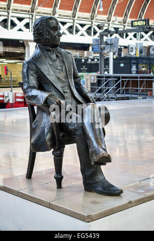 Una statua in bronzo dell'ingegnere ferroviario vittoriano Isambard Kingdom Brunel, alla stazione di Paddington, Londra, Regno Unito, dello scultore John Doubleday Foto Stock