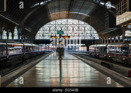 La stazione di Paddington, Londra, Regno Unito. Vittoriana originale tracery di metallo sulla finestra enorme spanning piattaforme (progettata da Brunel) Foto Stock