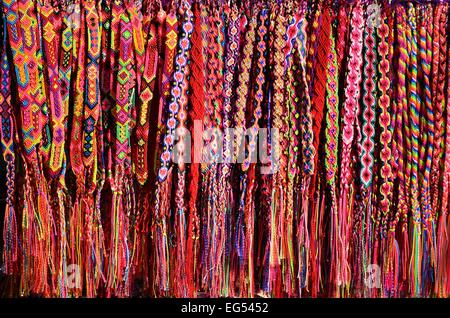 Artigianato cinture e bracciali souvenir messicano Foto Stock