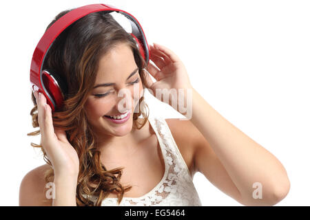 Giovane donna felice godendo ascoltando la musica dalle cuffie isolato su uno sfondo bianco Foto Stock