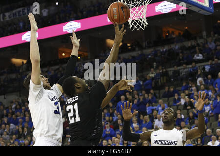 Omaha, Nebraska, Stati Uniti d'America. Xvii Feb, 2015. Butler Bulldogs avanti ROOSEVELT JONES (21) spara su Creighton Bluejays center ARTINO (31) e Creighton Bluejays guard DEVIN BROOKS (5). Il maggiordomo sconfitto Creighton (58-56) in un gioco tenuto presso il Centro CenturyLink in Omaha, Nebraska. Credito: Mark Kuhlmann/ZUMA filo/ZUMAPRESS.com/Alamy Live News Foto Stock