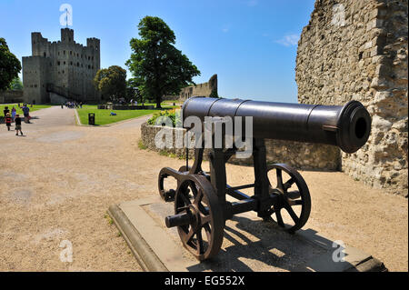 Rochester Castle Kent REGNO UNITO con il cannone in primo piano Foto Stock