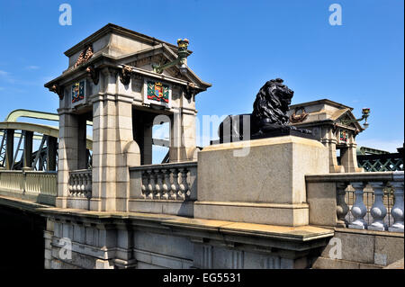 Rochester ponte che attraversa il fiume medway Foto Stock